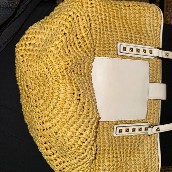 Stylish Tan and White Women's Tote Bag with Gold Clasp - Picture 3 of 7